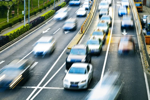 Autopista con un montón de coches — Foto de Stock