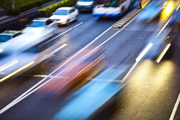 Motorväg med massor av bilar — Stockfoto