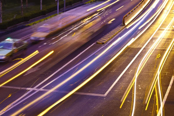 Autopista con un montón de coches — Foto de Stock