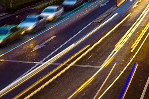 Autopista con un montón de coches — Foto de Stock