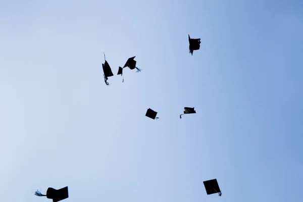 Sombreros de graduación de la escuela secundaria alta — Foto de Stock