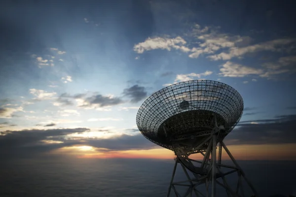 Antennes paraboliques avec coucher de soleil — Photo