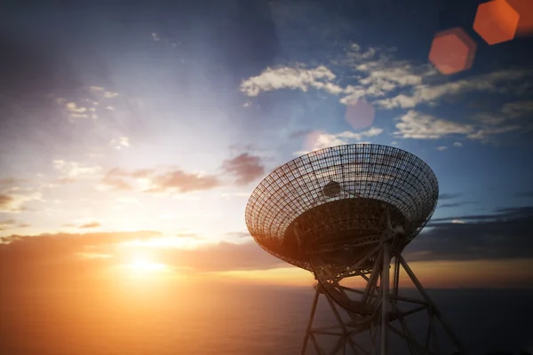 Antenas parabólicas con puesta de sol —  Fotos de Stock