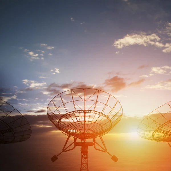 gün batımı ile çanak antenler