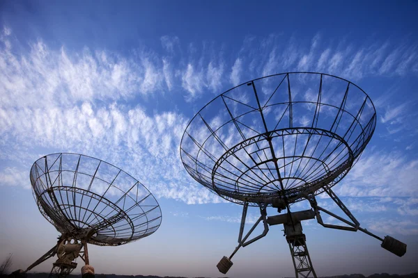 Antenas parabólicas con cielo azul —  Fotos de Stock