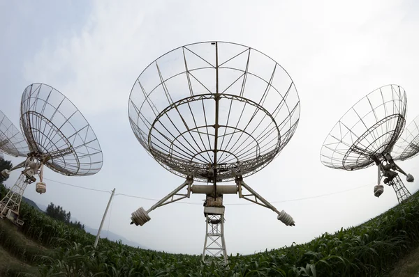 Parabolantenner med solnedgång — Stockfoto