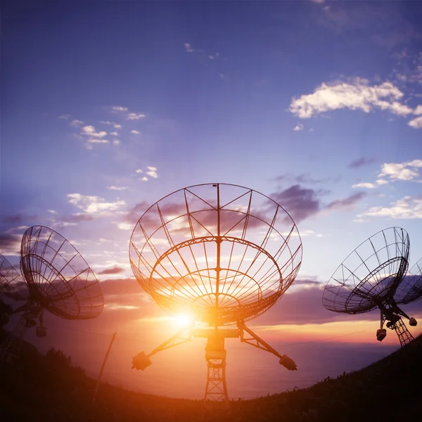 gün batımı ile çanak antenler