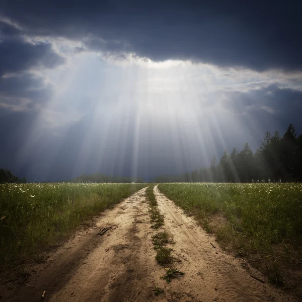Lantlig väg och den Gud ray — Stockfoto