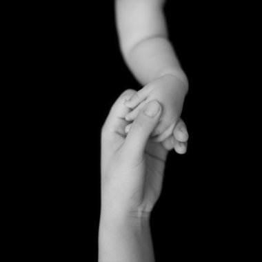 Anne ve bebeğin eller