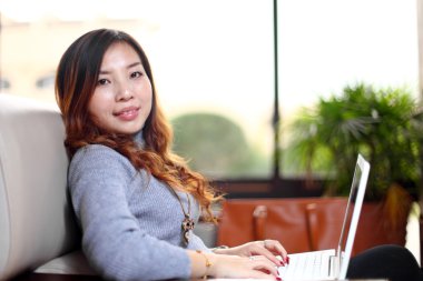 Asya iş dizüstü bilgisayar ile gülümseyen