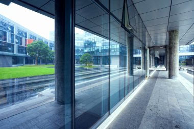 Modern ofis binasında boş uzun koridor