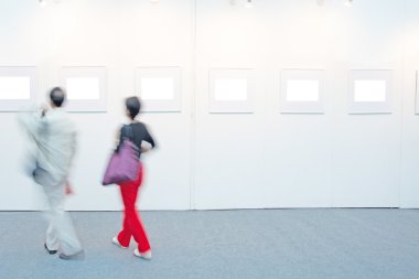 Bir odadaki boş çerçeveler