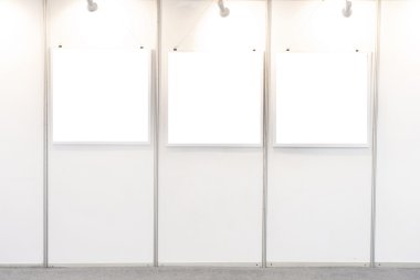 Bir odadaki boş çerçeveler