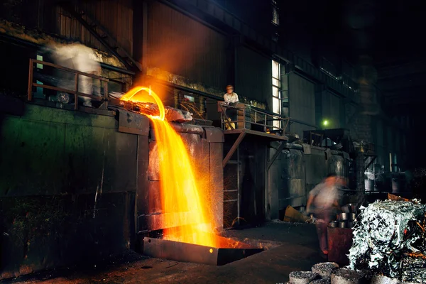 Pouring of liquid metal in open hearth workshop — Stock Photo, Image