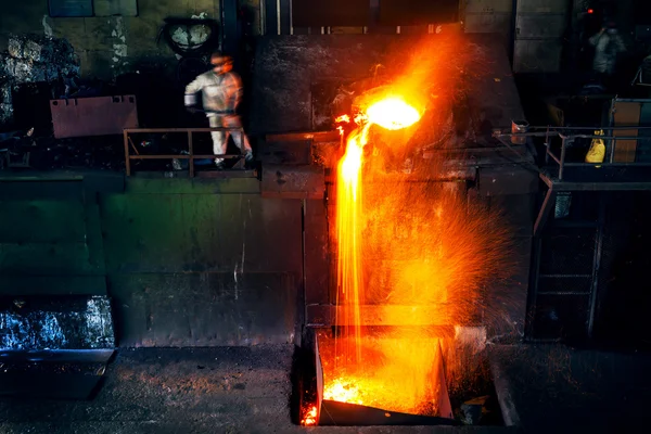 Gießen von flüssigem Metall in der offenen Herdwerkstatt — Stockfoto
