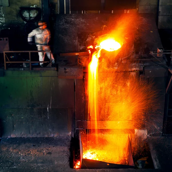 Pouring of liquid metal in open hearth workshop — Stock Photo, Image