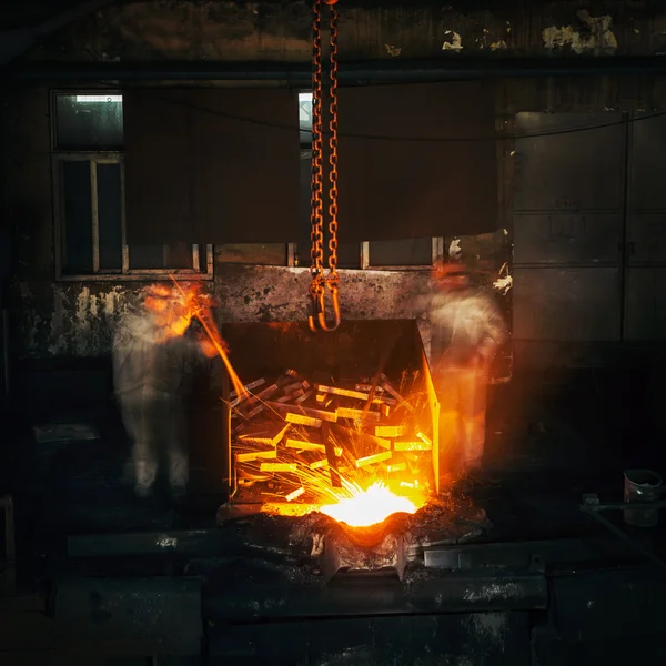 Разливка жидкого металла в цехе открытого очага — стоковое фото