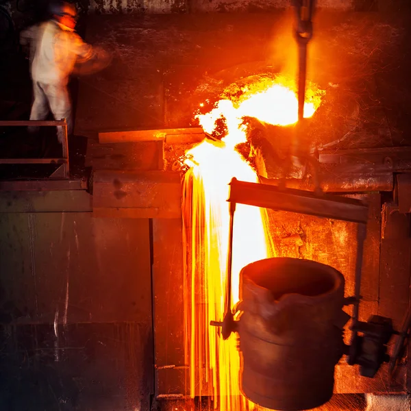 Pouring of liquid metal in open hearth workshop — Stock Photo, Image