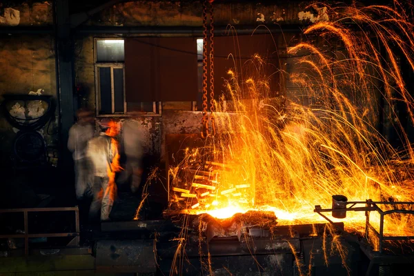 Pouring of liquid metal in open hearth workshop — Stock Photo, Image