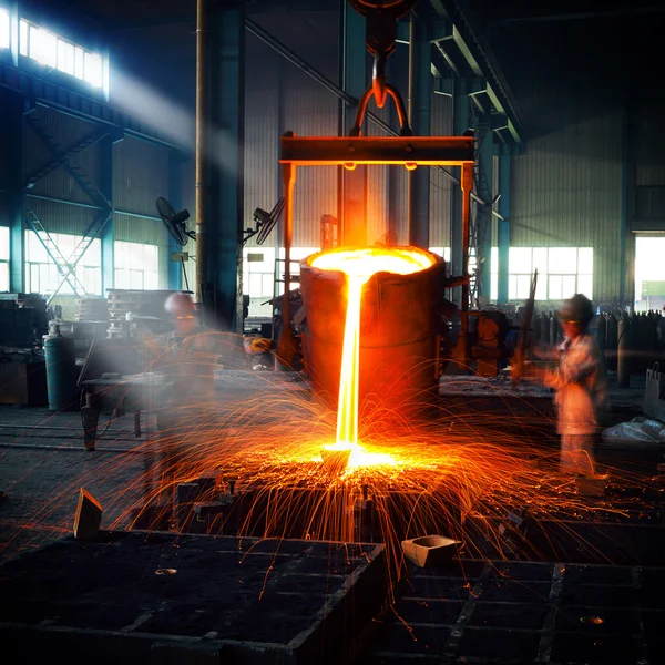 Pouring of liquid metal in open hearth workshop — Stock Photo, Image