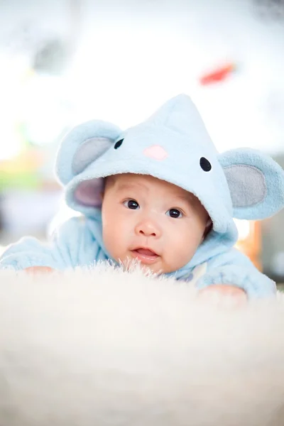 Carino bambino sdraiarsi sul letto — Foto Stock