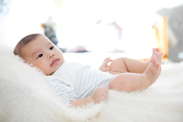 Niedliche Baby auf dem Bett liegen — Stockfoto