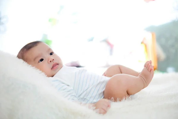 Bonito bebê mentira na cama — Fotografia de Stock