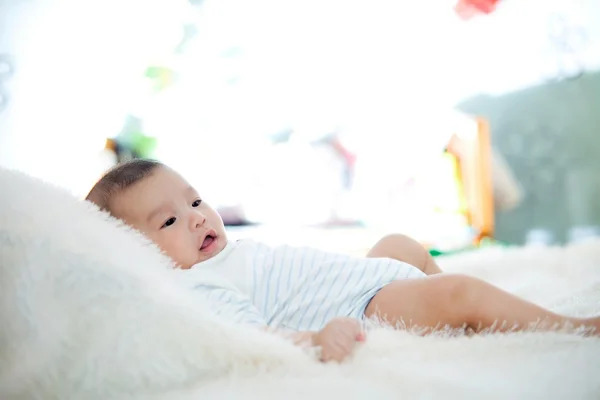 Bonito bebê mentira na cama — Fotografia de Stock