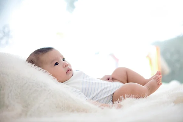 Carino bambino sdraiarsi sul letto — Foto Stock