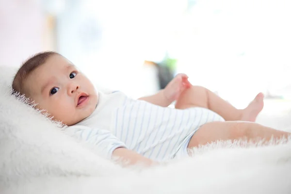 Bonito bebê mentira na cama — Fotografia de Stock