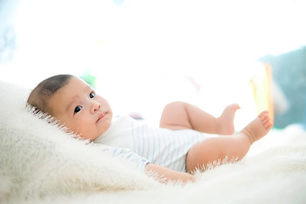 Lindo bebé mentira en cama — Foto de Stock