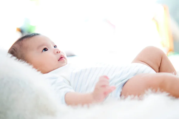 Bonito bebê mentira na cama — Fotografia de Stock