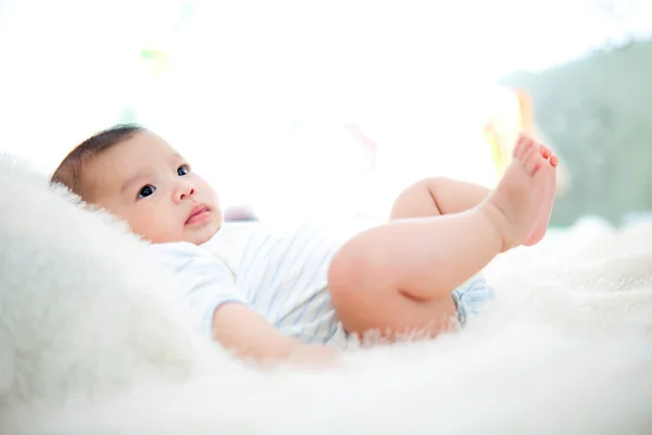 Bonito bebê mentira na cama — Fotografia de Stock