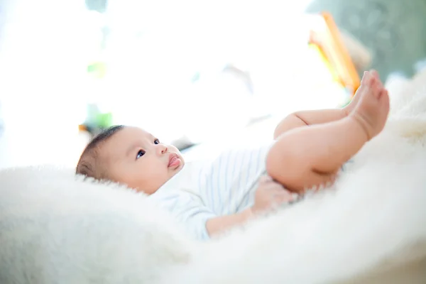 Bonito bebê mentira na cama — Fotografia de Stock