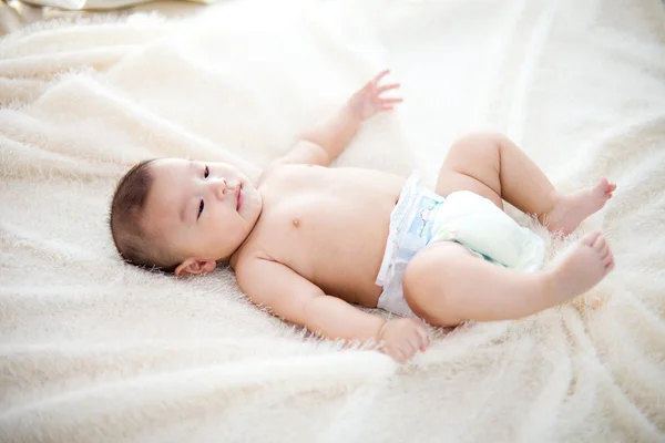 Schattige baby leugen op bed — Stockfoto