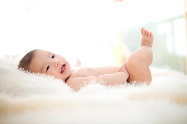 Carino bambino sdraiarsi sul letto — Foto Stock