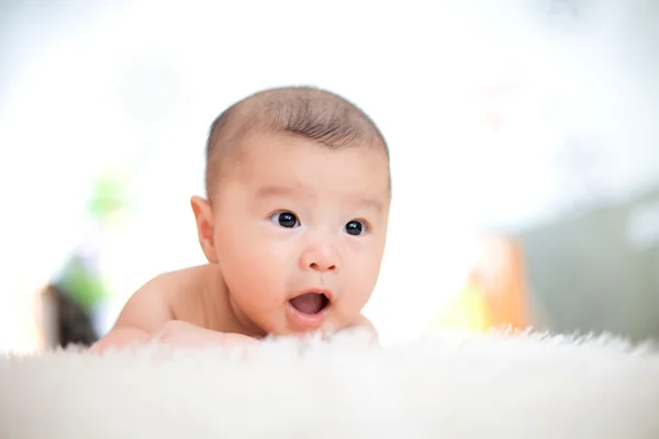 Bonito bebê mentira na cama — Fotografia de Stock