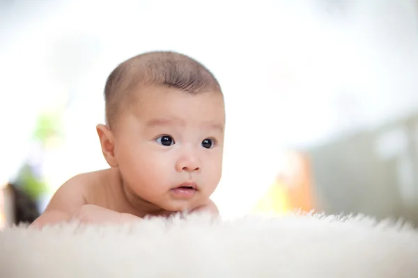 Bonito bebê mentira na cama — Fotografia de Stock