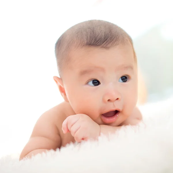 Niedliche Baby auf dem Bett liegen — Stockfoto