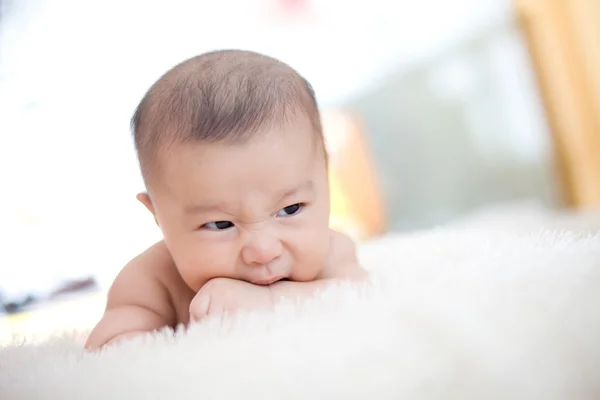 귀여운 아기 침대에 거짓말 — 스톡 사진