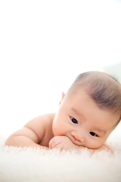 Bonito bebê mentira na cama — Fotografia de Stock