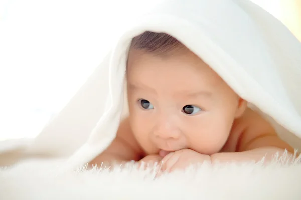 Bonito bebê mentira na cama — Fotografia de Stock