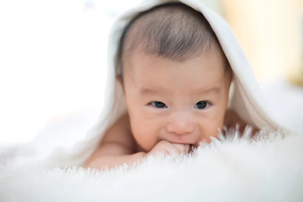 Bonito bebê mentira na cama — Fotografia de Stock