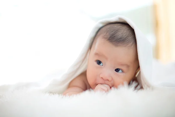 Lindo bebé mentira en cama —  Fotos de Stock
