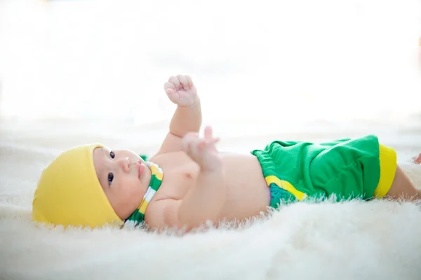 Lindo bebé mentira en cama — Foto de Stock