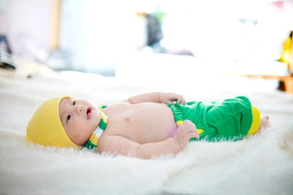 Lindo bebé mentira en cama — Foto de Stock