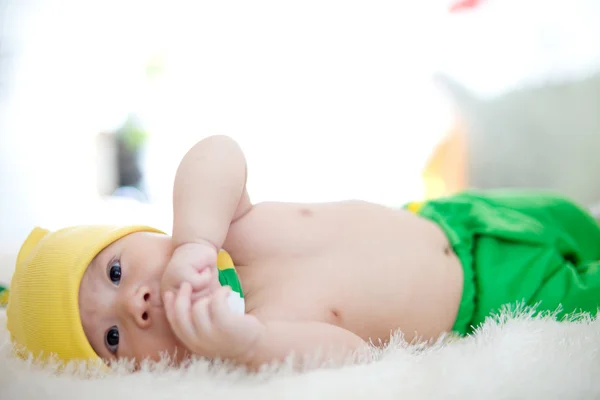 Lindo bebé mentira en cama — Foto de Stock