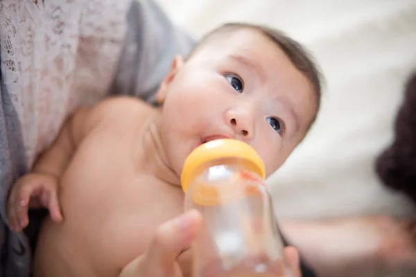 Мати годує молоко дитині — стокове фото