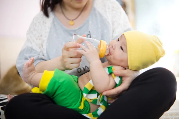 Mãe alimentar leite para o bebê — Fotografia de Stock