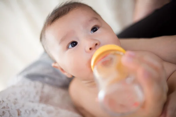 Mãe alimentar leite para o bebê — Fotografia de Stock